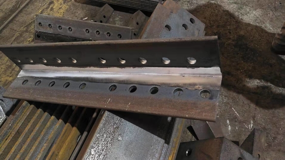 Automatische Winkel-Wurzelfräsmaschine Modell GQC250-2Q in der Stahlturmindustrie