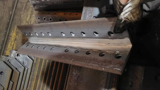Automatische Winkel-Wurzelfräsmaschine Modell GQC250-2Q in der Stahlturmindustrie