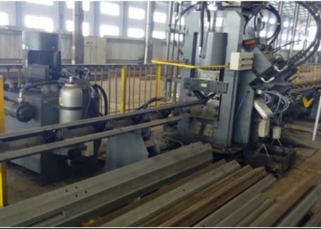 Hochgeschwindigkeits-automatische CNC-Hydraulische Stanzmarkierung Schneidmaschine 3 CNC-Achsen Winkelbohrung Stahlverbindungsplatte für die Kommunikation