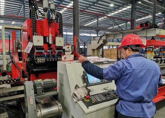 4000 - 8000 mm Länge Automobil Längsbalken Flachplatte 1200KN Nennkraft CNC-Punching-Produktionslinie Modell FPCP120