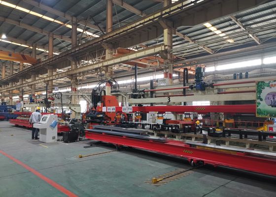 4000 - 8000 mm Länge Automobil Längsbalken Flachplatte 1200KN Nennkraft CNC-Punching-Produktionslinie Modell FPCP120