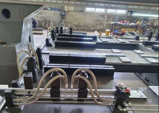 7.5KN Klemmkraft Automatische CNC-Plattenbohrmaschine 28mm T-Slot Breite 0,45KW Kühlleistung