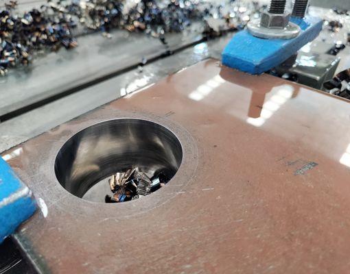 Maschine für das Bohren von Platten mit hoher Steifigkeit und hoher Geschwindigkeit