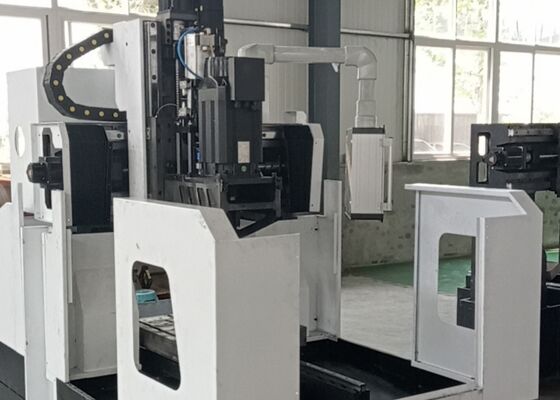 Industrielle Portal CNC-Plattenbohr- und Fräsmaschine mit Späneförderer