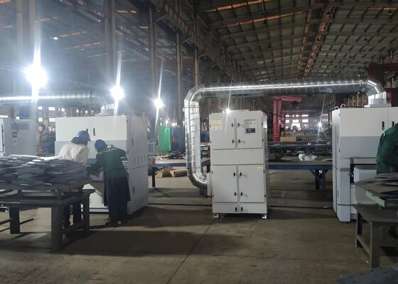 28 kW Maschinenleistung CNC-Metallplattenpoliermaschine 2 Zuführmotor