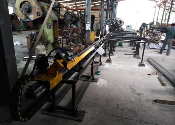 Großmassenproduktion Komponenten CNC Flachstahlkanal Stahl Stanzmaschine 3 Achsen
