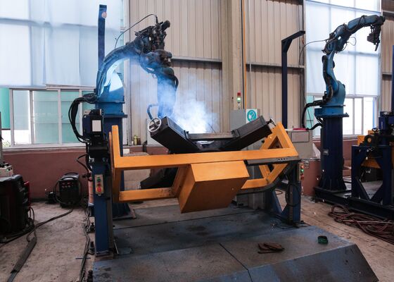 Schweißen Sie die Basis der Übertragungsmasten Cnc-Tower verwenden Fuß Schweißroboter 2pcs Arbeitstische