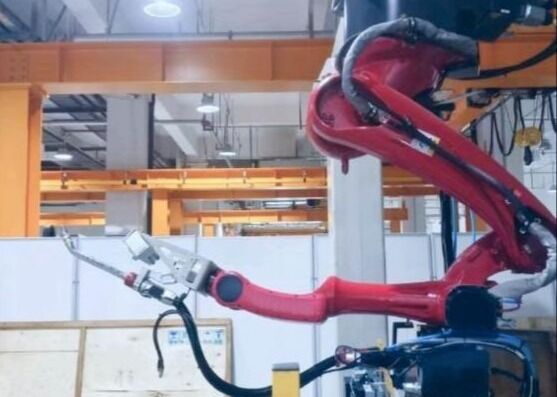 ±0,07mm Wiederholgenauigkeit Schweißroboter-Maschine mit umgekehrter Schiene 180000 Lux Lichtbeständigkeit