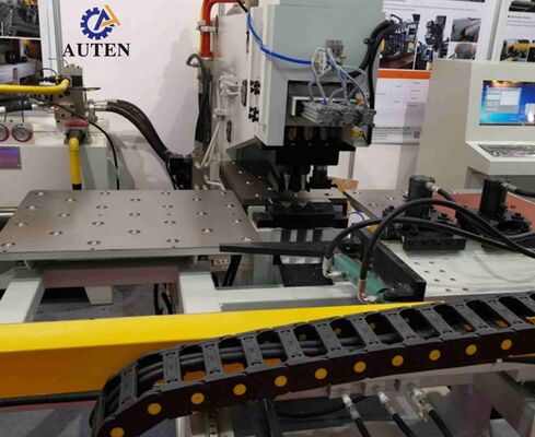 Effiziente CNC-Plattenstanz-, Markier- und Bohrmaschine mit CAD/CAM-Integration